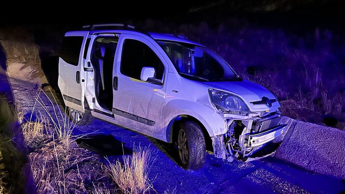 Yaralı sürücüye yardım etmek isteyen 2 kişi, araç çarpmasıyla öldü