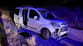 Yaralı sürücüye yardım etmek isteyen 2 kişi, araç çarpmasıyla öldü
