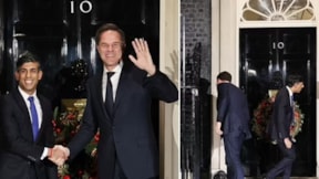 İngiltere'de ilginç anlar: Başbakan kapıda kaldı