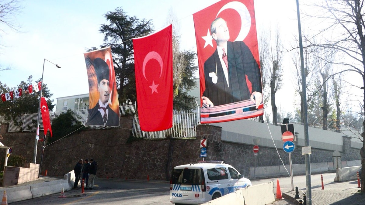 Suudilere bayrak ve İzmir Marşı ile tepki