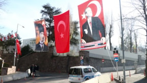 Suudilere bayrak ve İzmir Marşı ile tepki