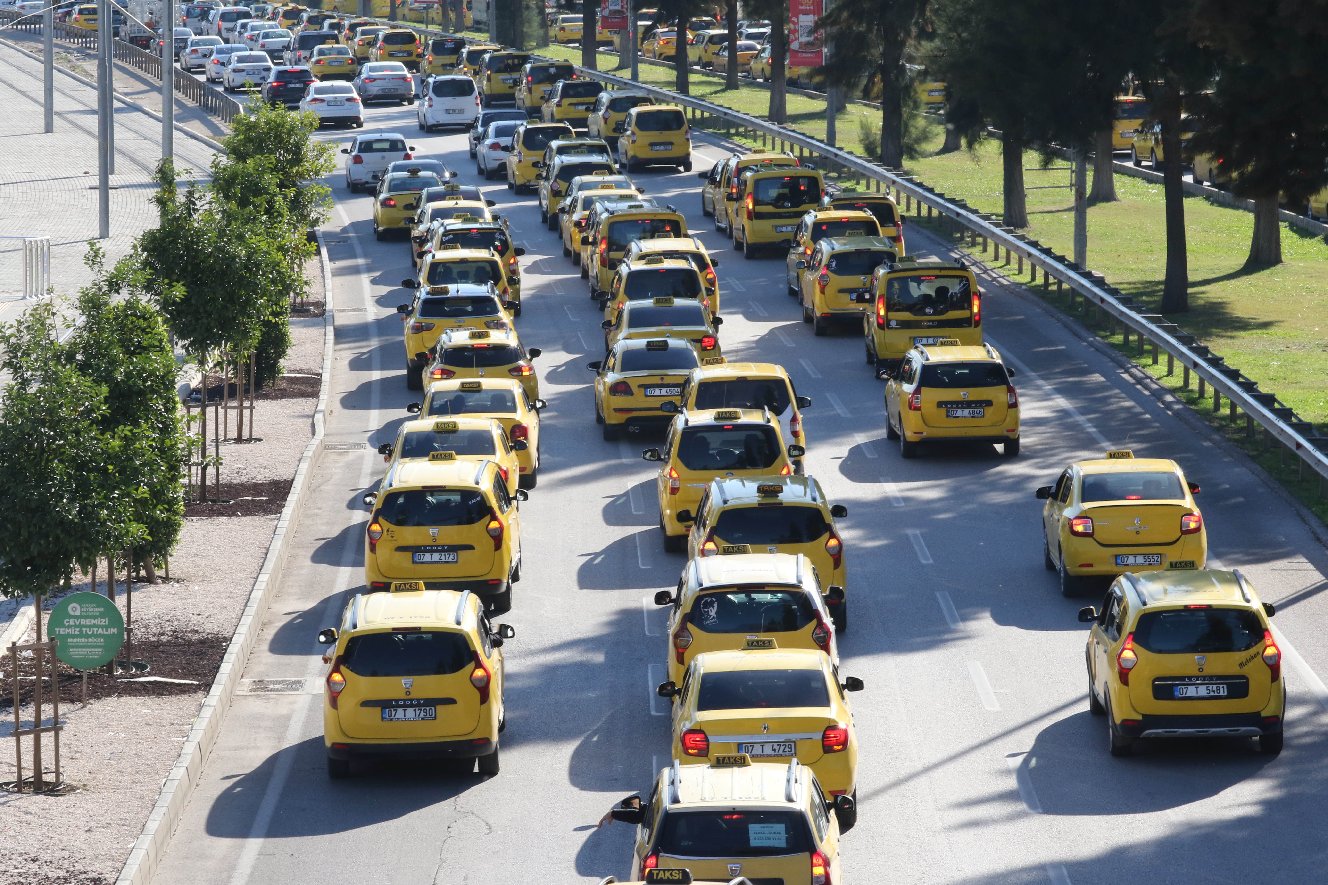 2 bin taksici konvoy yaptı: Korsana hayır