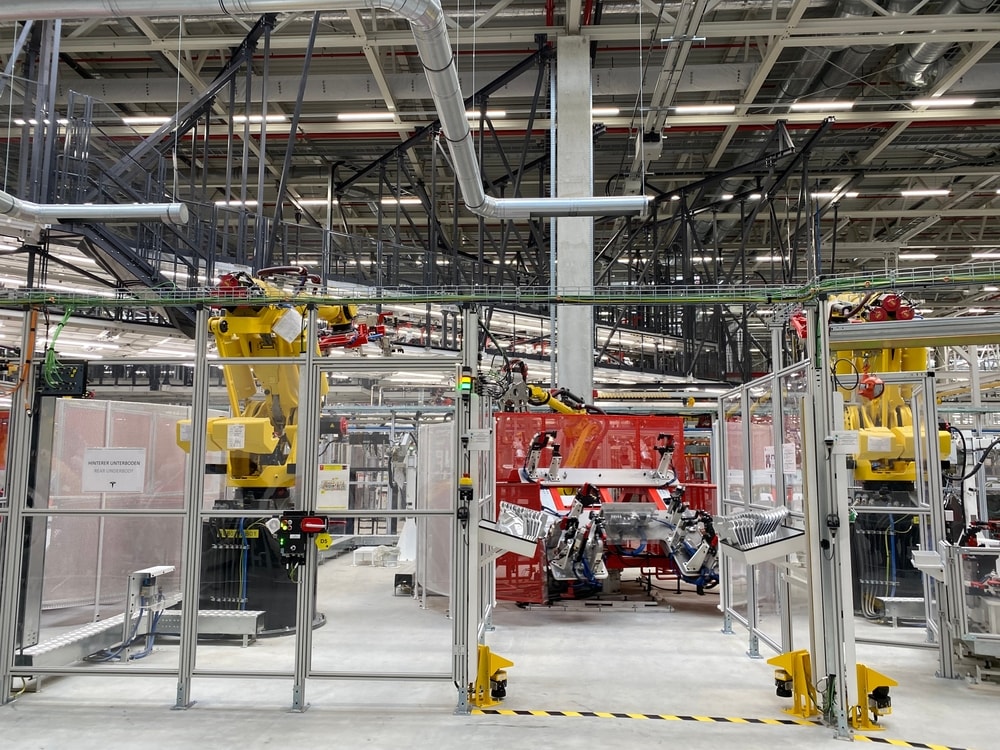 Tesla fabrikasında robot işçiye saldırdı