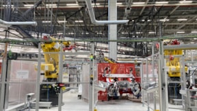 Tesla fabrikasında robot işçiye saldırdı