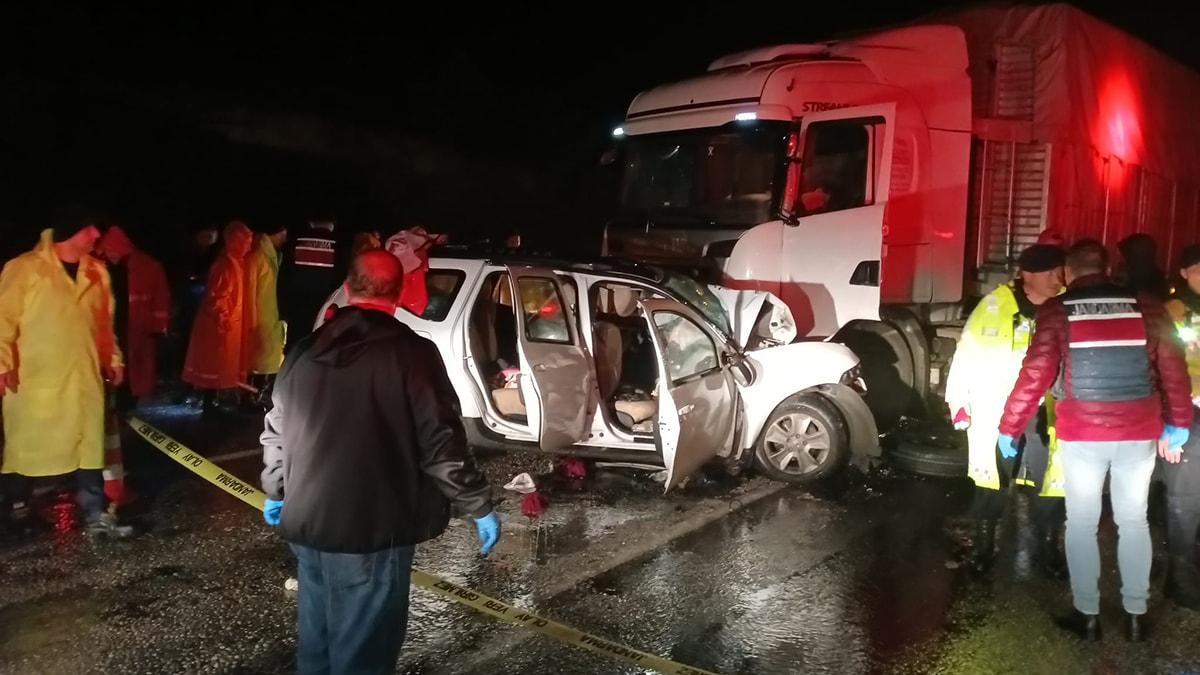 TIR faciası: Aynı aileden 3 kişi öldü