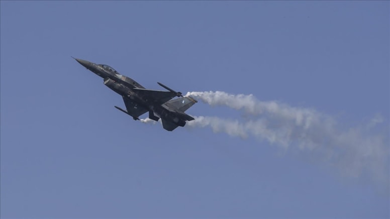Yunanistan'da askeri eğitim uçağı düştü