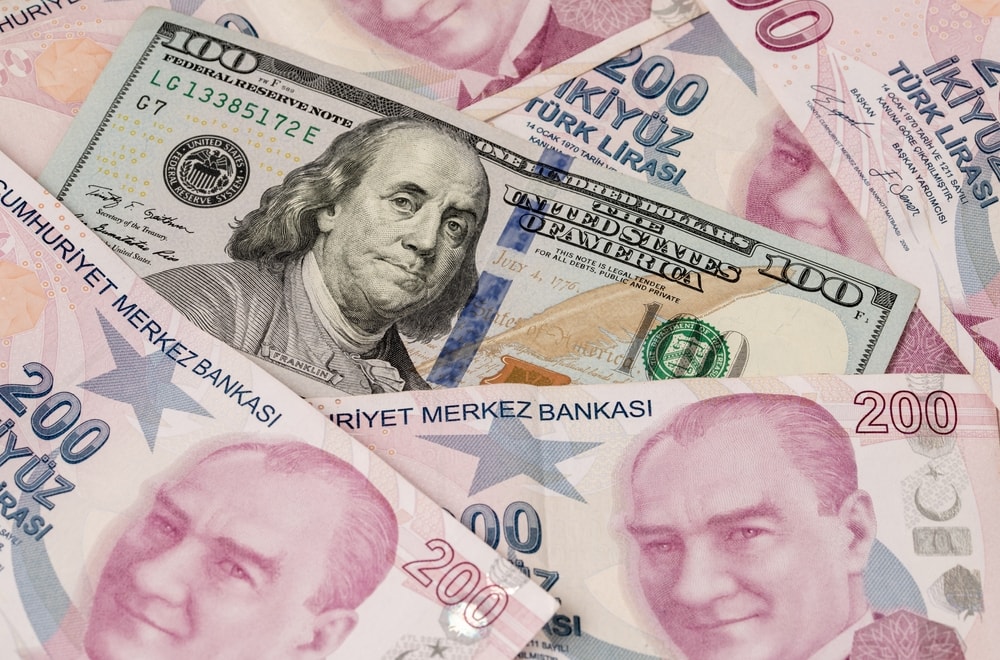 Dolar/TL zirveye yakın seyrediyor