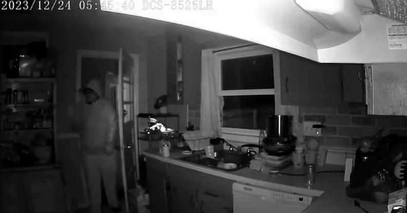 Dehşet verici olay: Eve gizlice girip küçük kızı uykuda izliyor