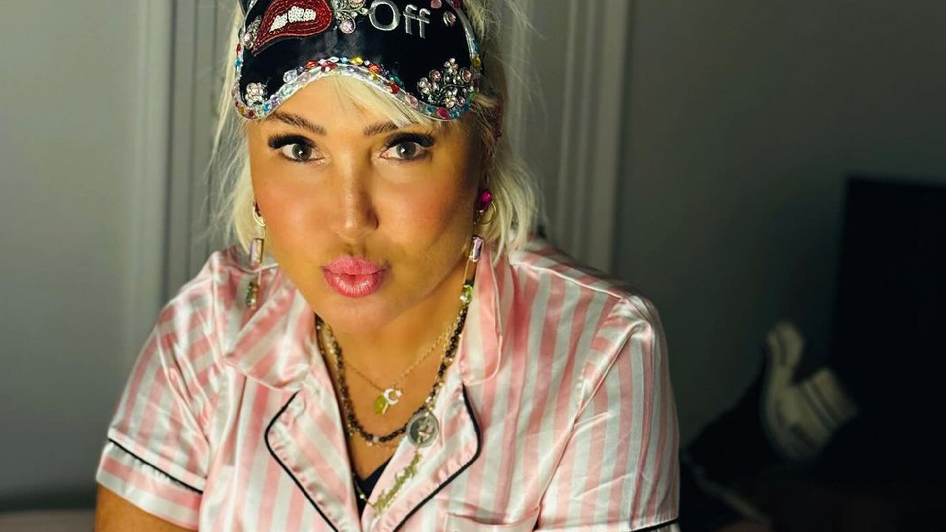 'Pijamayla gelmeyeni soyarım' demişti... Yonca Evcimik'in partisi gerçekleşti