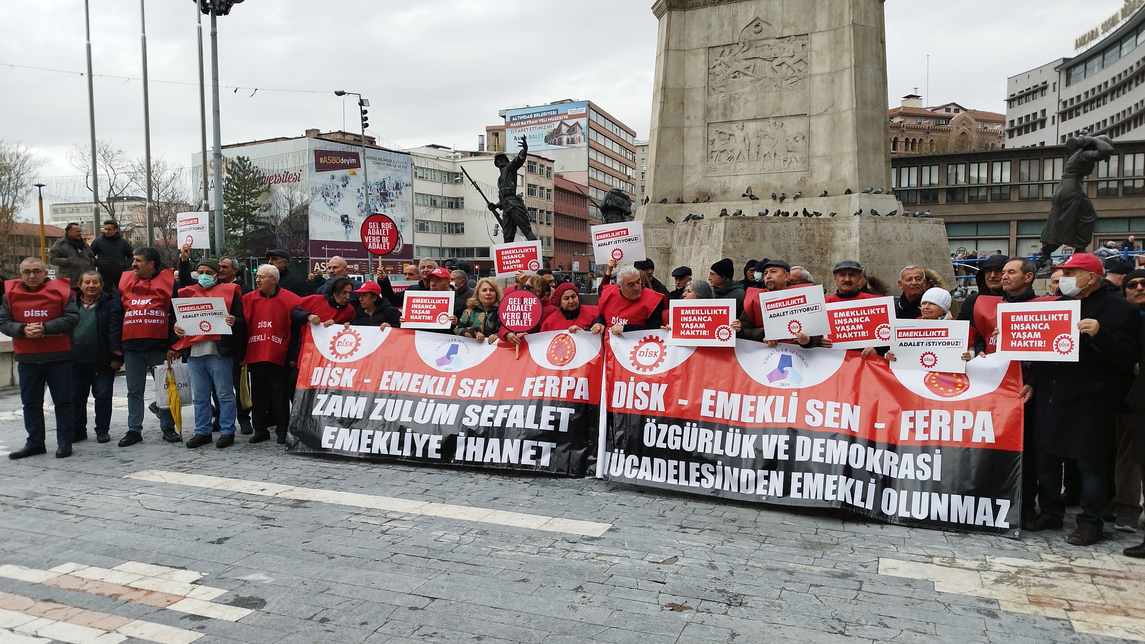 'Emekli 5 yıldızlı otelde patates soyuyor'