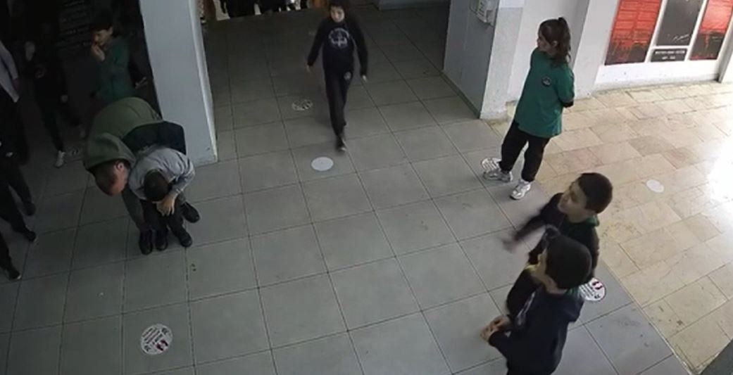 Öğretmen, öğrencisini Heimlich manevrasıyla kurtardı