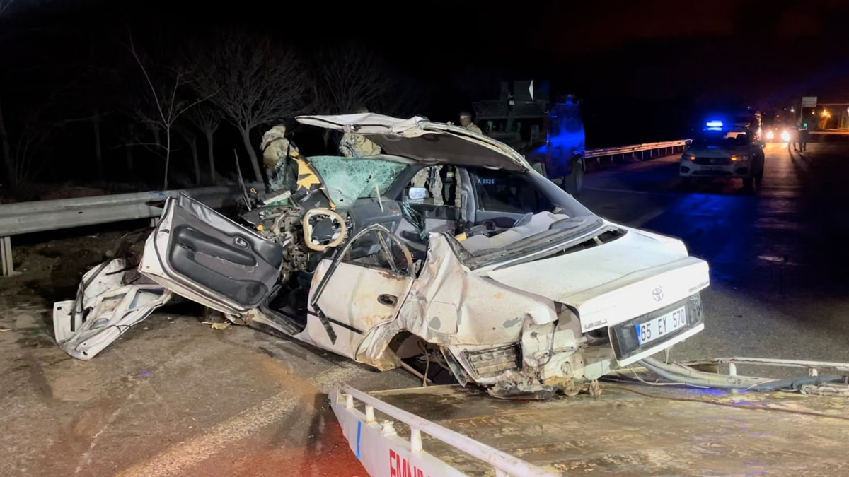 Kaza yapan otomobilin hız göstergesi 240 kilometrede takılı kaldı