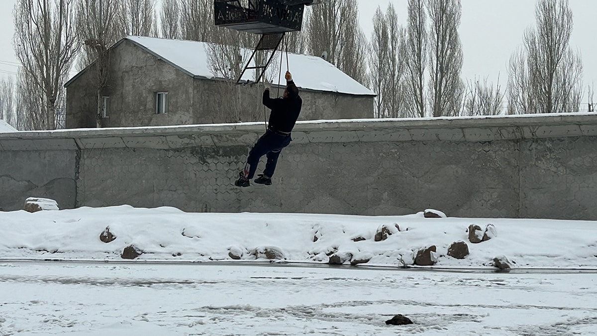 Donan gölde sıkışan köpek böyle kurtarıldı