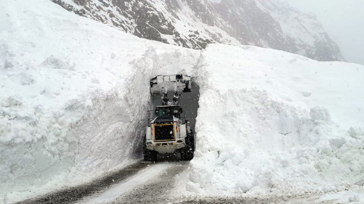 10 metrelik kar yığınından düşüp yaralandı