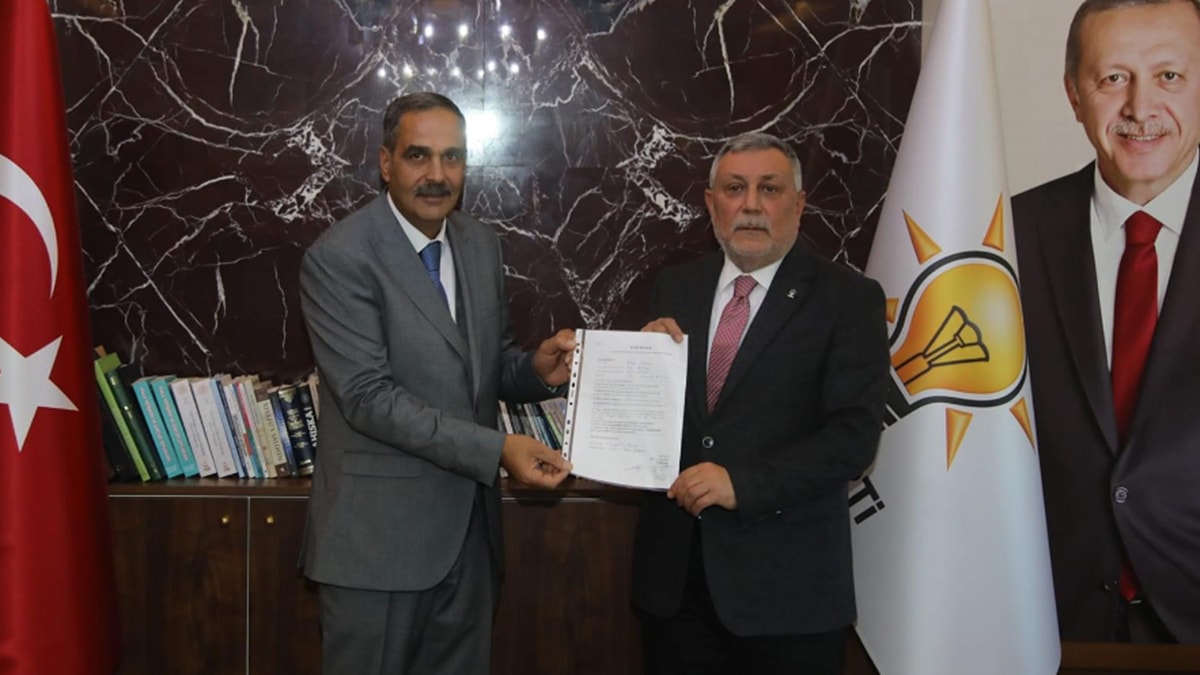 Dört kez parti değiştiren başkan yeniden AKP'den aday