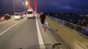 Köprüde skuter yolculuğu kamerada