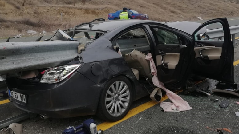 Elazığ'da kaza: Otomobil bariyere ok gibi saplandı