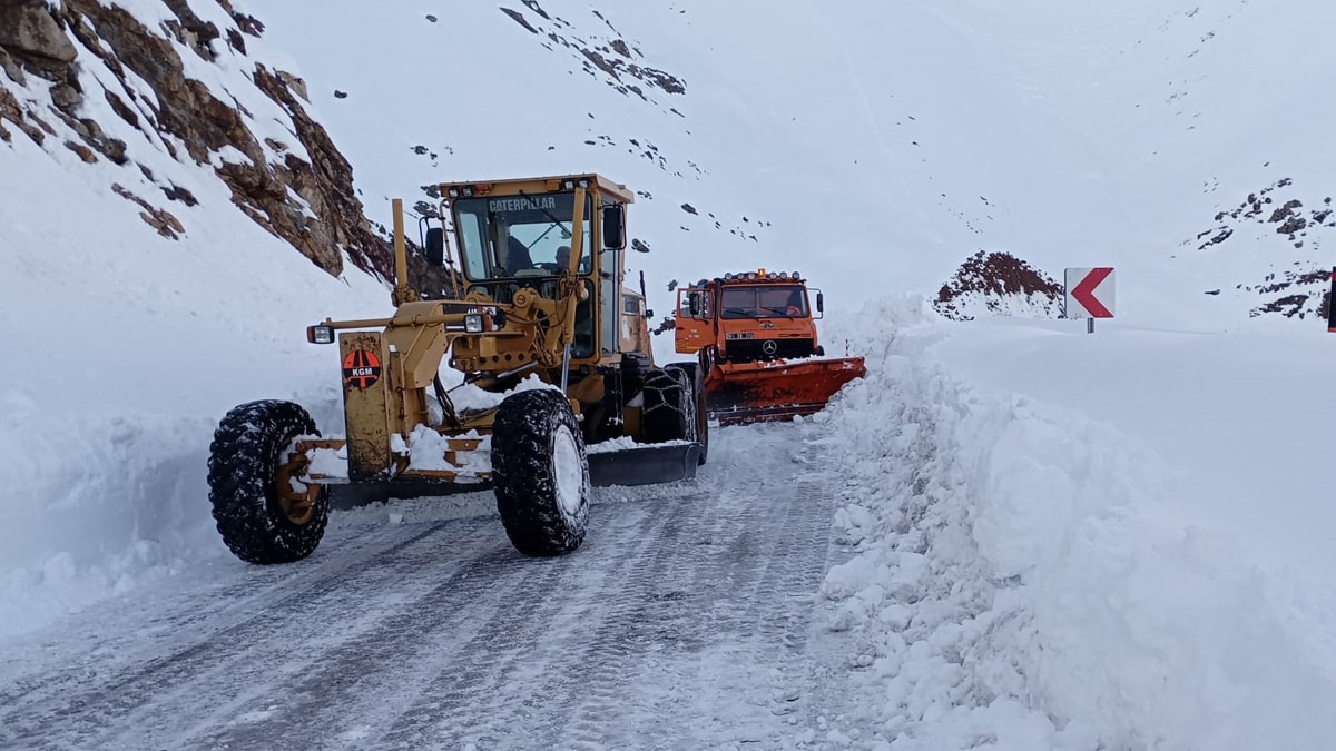 Hakkari-Şırnak karayolu kar ve çığ riski nedeniyle kapatıldı