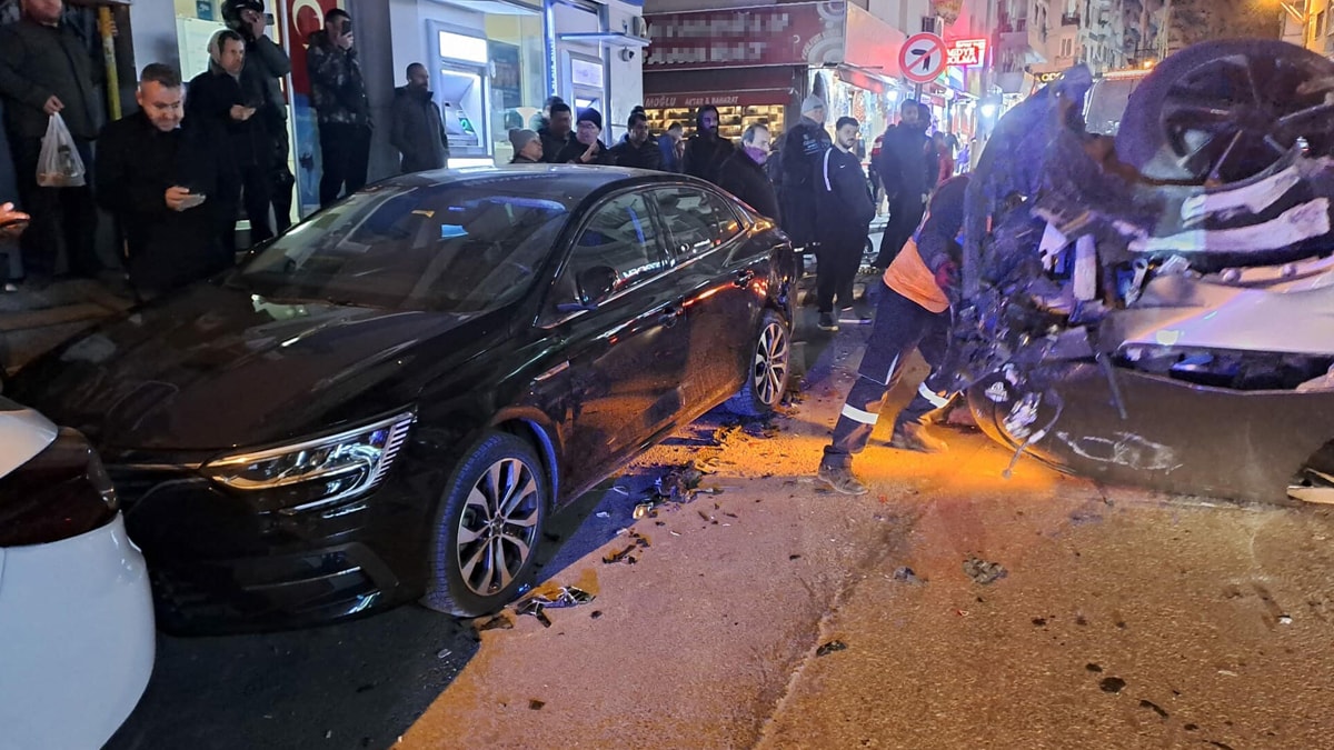 Husumetlisinden kaçarken vuruldu, hastaneye giderken kaza yaptı