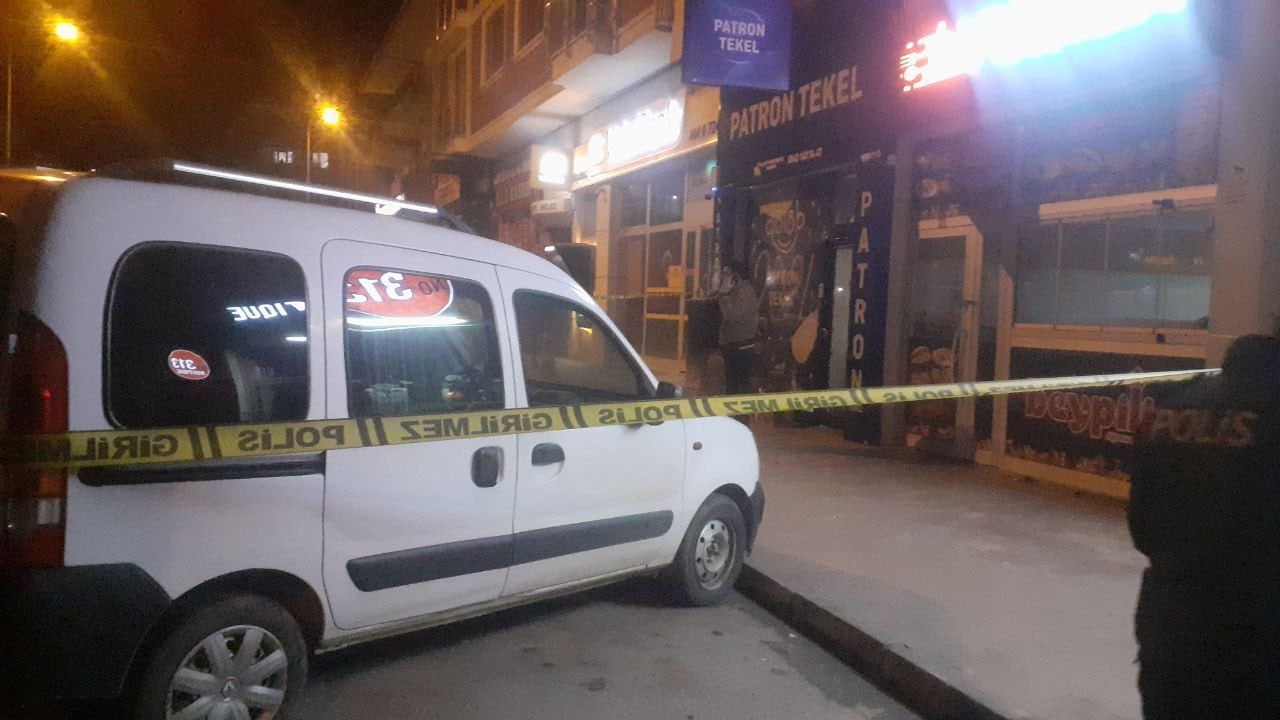 Tekel bayisine silahla saldırırken kendisini vurdu