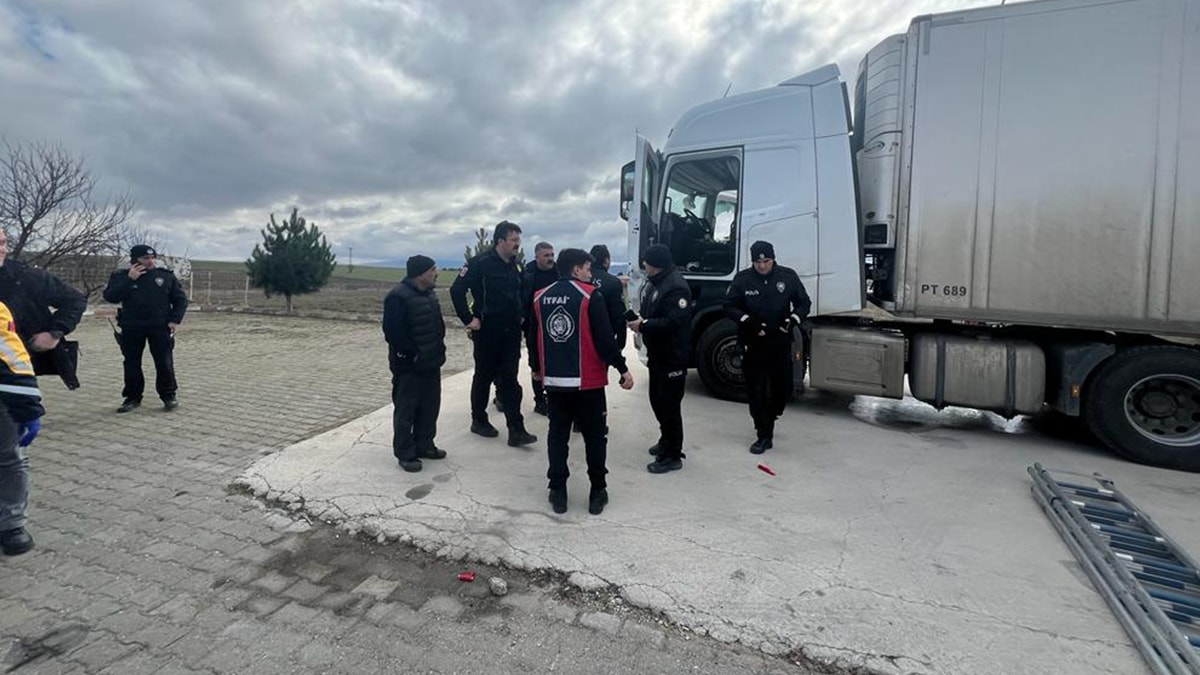 Komaya giren sürücü, TIR’ın camı kırılarak kurtarıldı