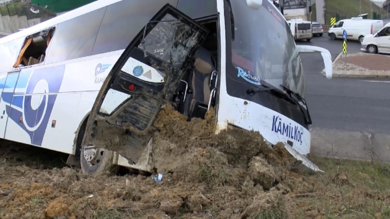 Kaçak göçmenleri taşıyan otobüs kaza yaptı