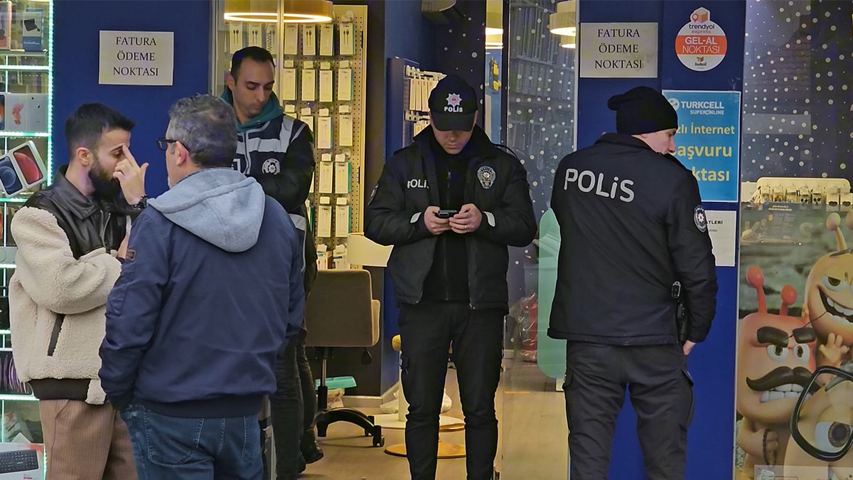 Telefon faturası öderken vuruldu