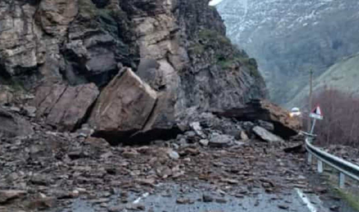 Hakkari-Çukurca yolunda heyelan yolu kapadı