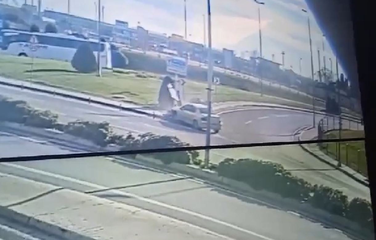 Trafik polisine çarparak savurdu