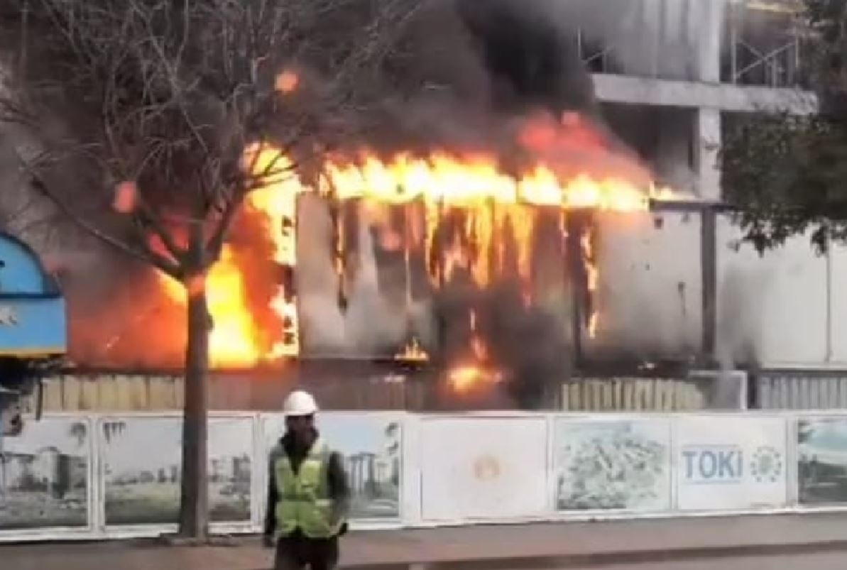İstanbul'da işçi konteynerlerinde yangın çıktı