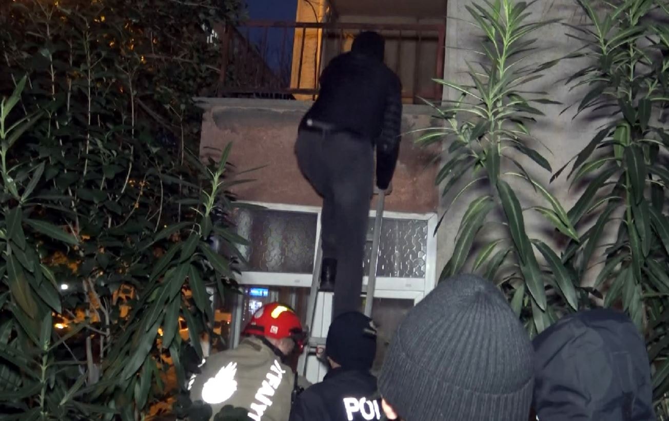 Yığınlardan bulunamamış: Emekli öğretmenin cesedi çöp evden çıktı