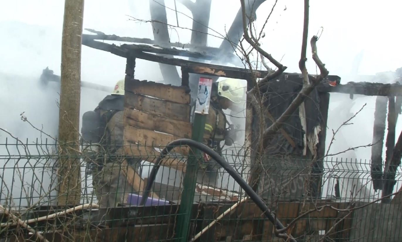 Ahırdaki sobadan yangın çıktı 8 koyun öldü