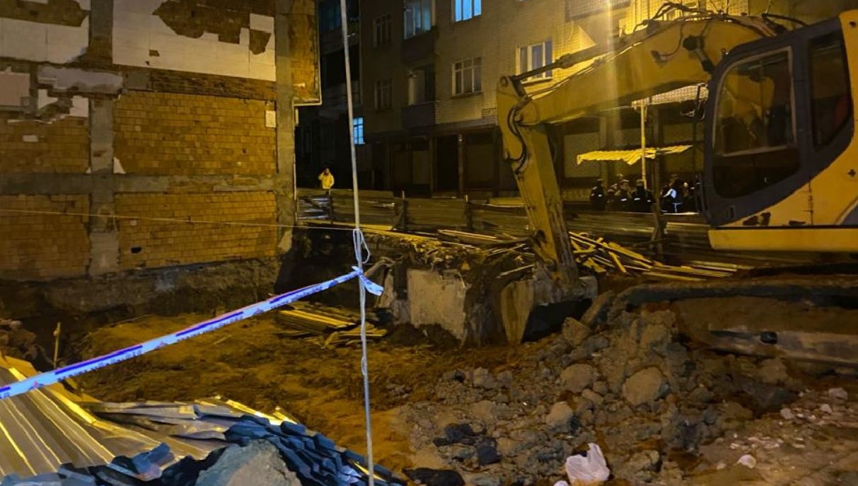 Temel kazısı iki binaya zarar verdi, arbede çıktı