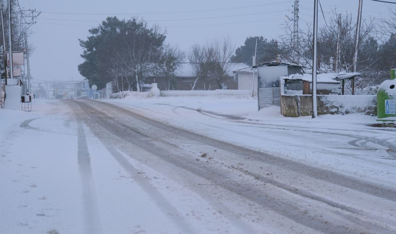 Trakya'da kar etkisini artırdı, araçlar mahsur kaldı