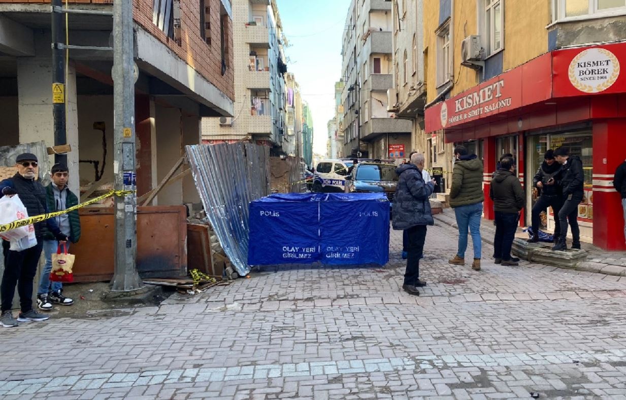 Arkadaşının kafasını baltayla kesip camdan attı