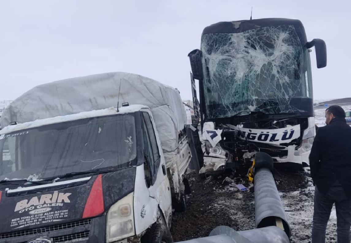 Yolcu otobüsü, kamyonete çarptı: 11 yaralı