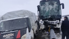 Yolcu otobüsü, kamyonete çarptı: 11 yaralı