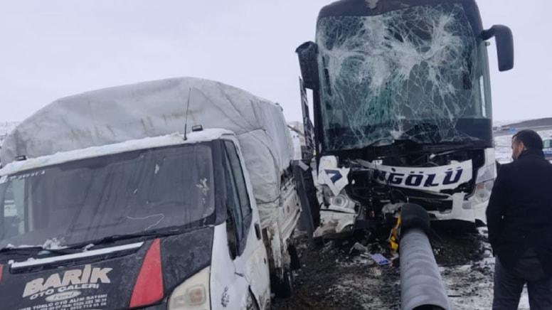Yolcu otobüsü, kamyonete çarptı: 11 yaralı