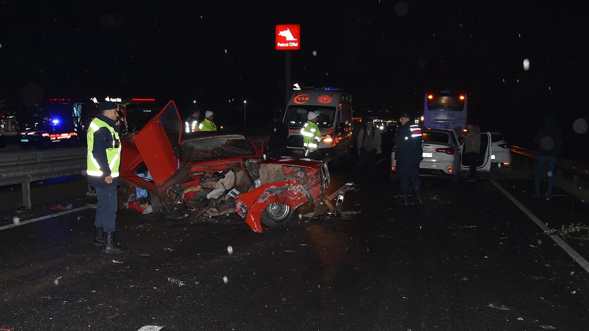 Manisa’da kaza üstüne kaza: 2 ölü, 3 yaralı