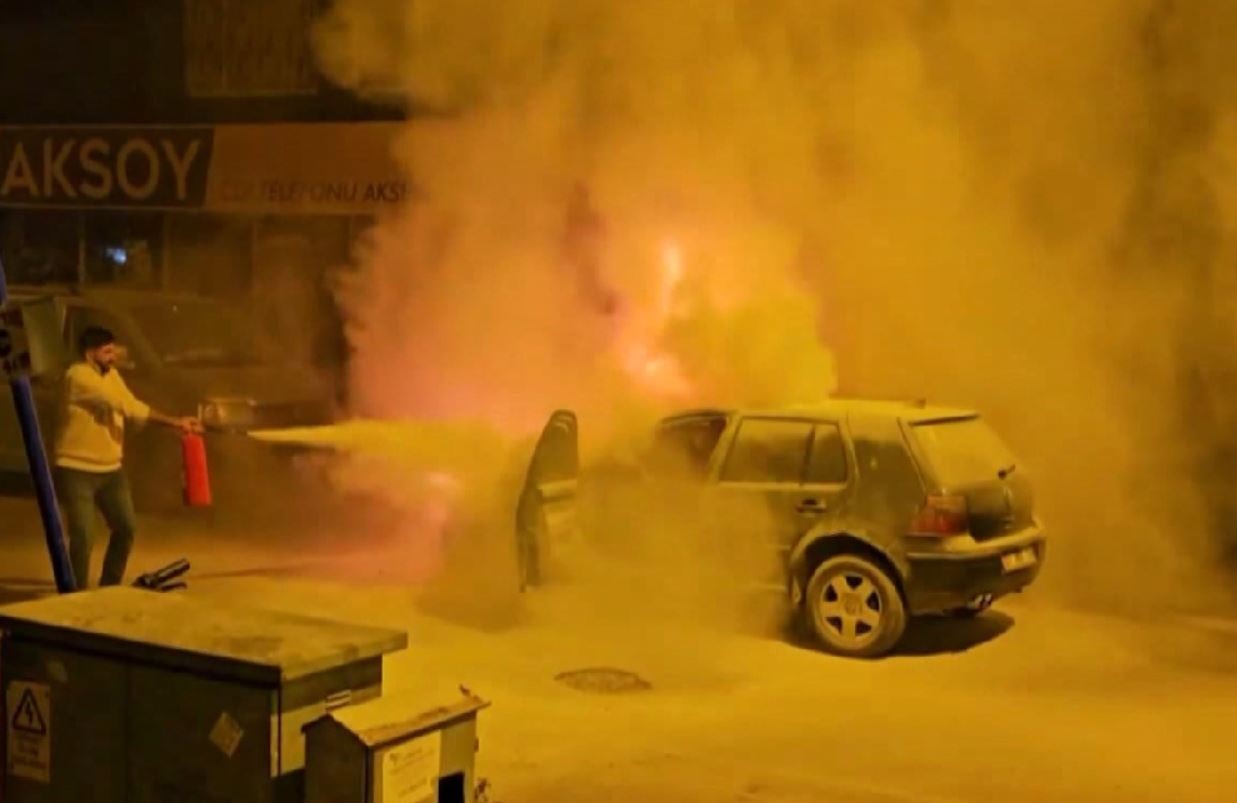 Seyir halindeyken alev aldı... Ölümden döndüler