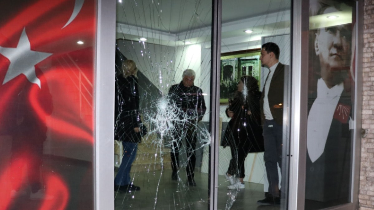 Antalya'da CHP il başkanlığı taşlandı