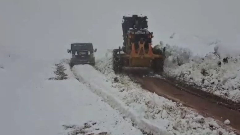 Siirt'te karda mahsur 6 araçtaki 15 kişi kurtarıldı