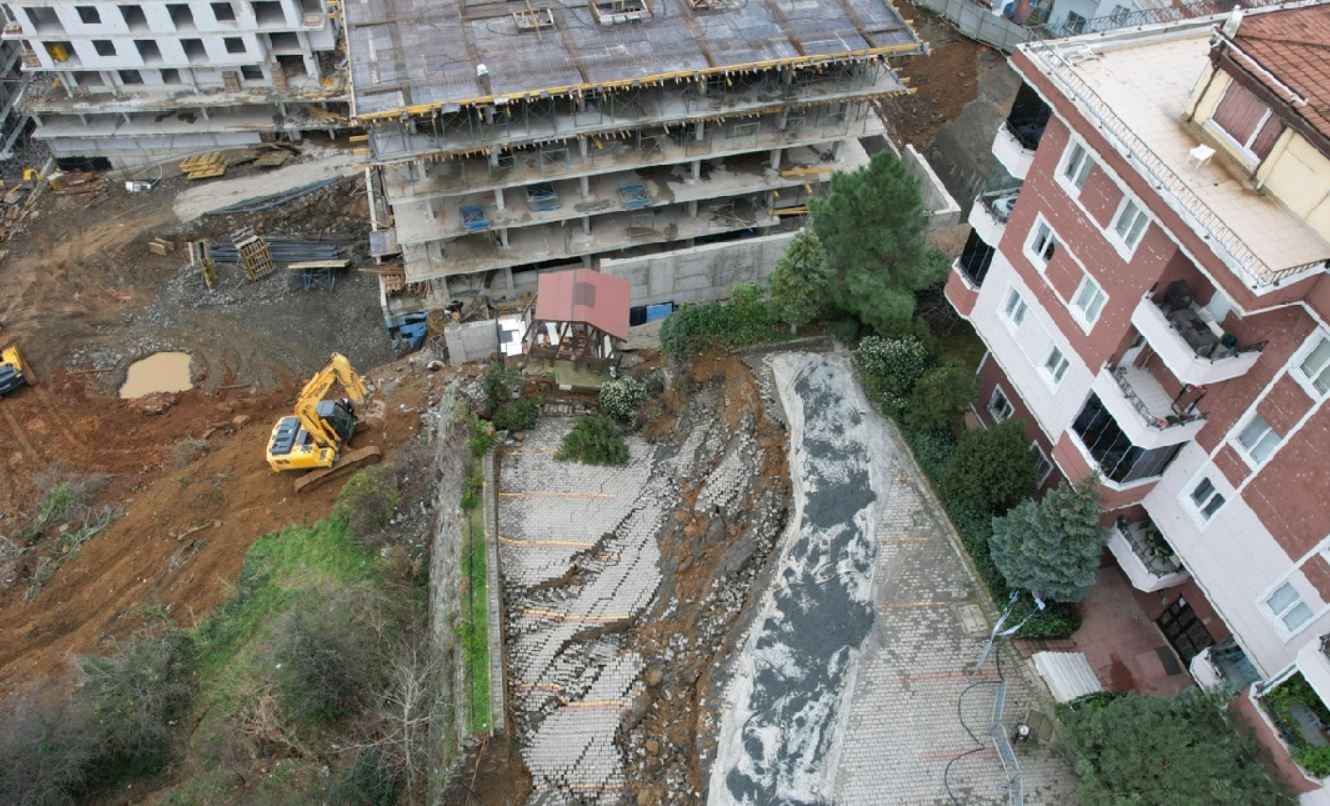 İstanbul'da duvar çöktü, bina boşaltıldı