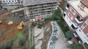 İstanbul'da duvar çöktü, bina boşaltıldı