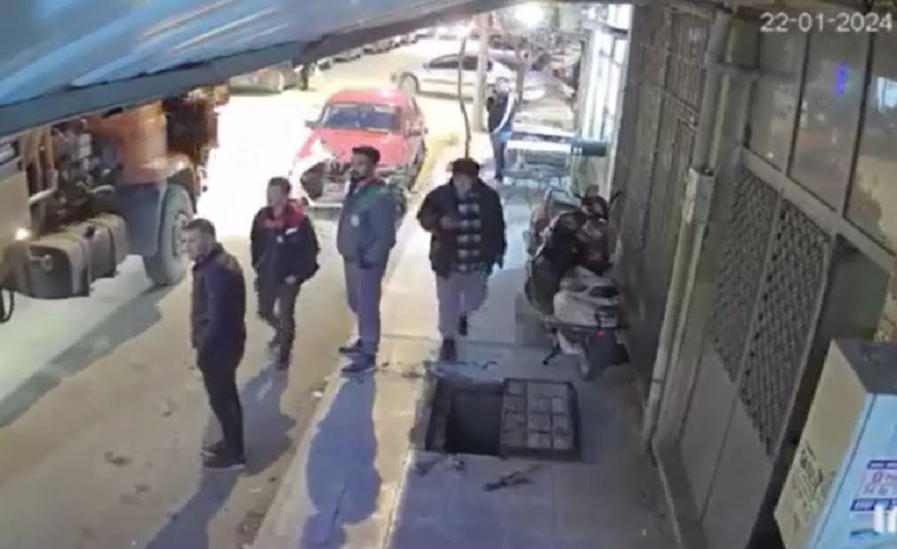 Telefona bakarak yürürken rögara düştü