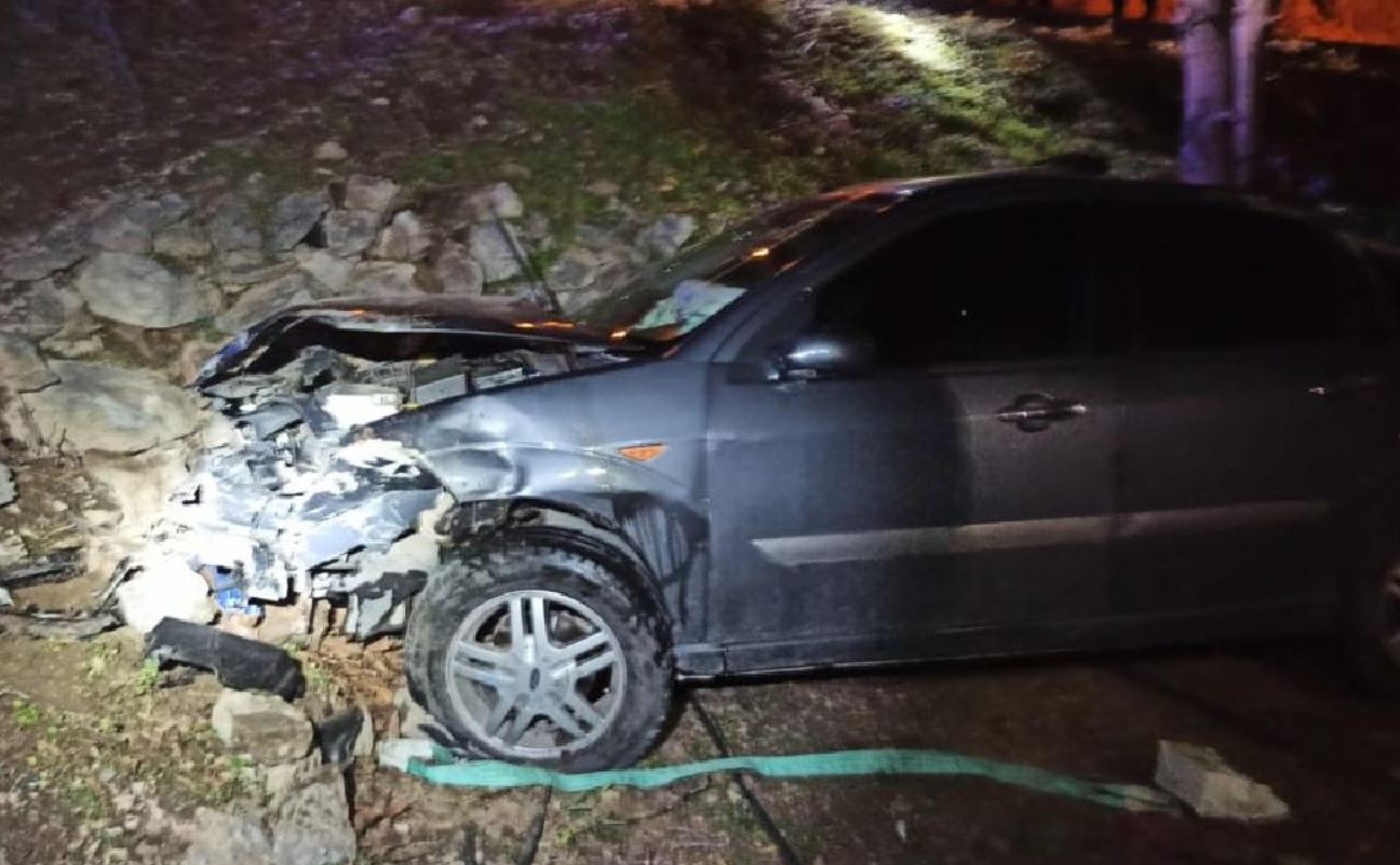 Hamile sürücü aracıyla bahçeye düştü