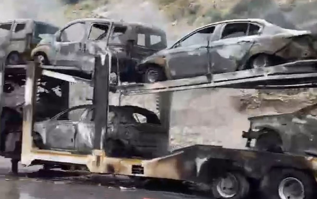 Otomobil taşıyan TIR alev alev yandı