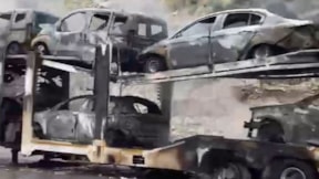 Otomobil taşıyan TIR alev alev yandı