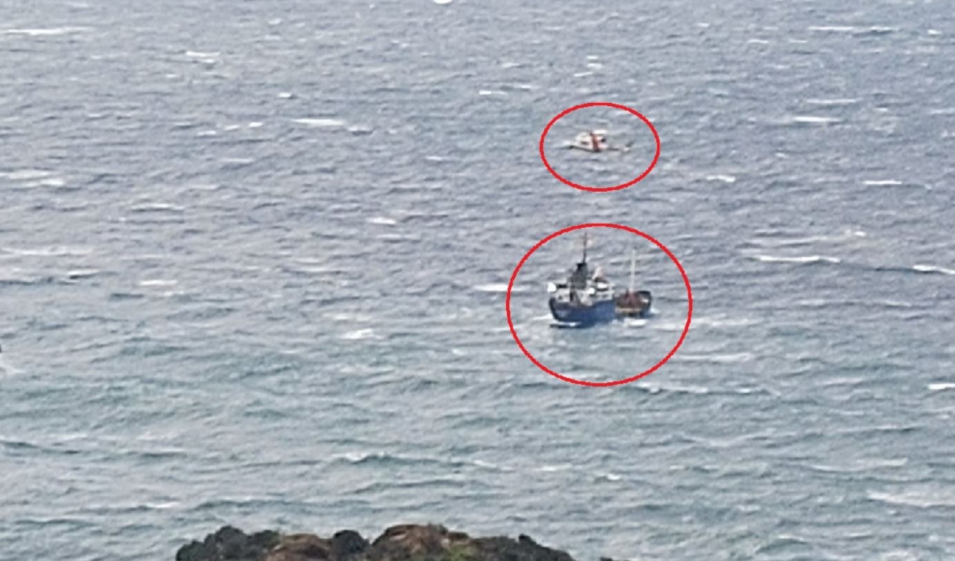 Sürüklenen gemiden helikopterle kurtarıldılar