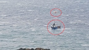 Sürüklenen gemiden helikopterle kurtarıldılar